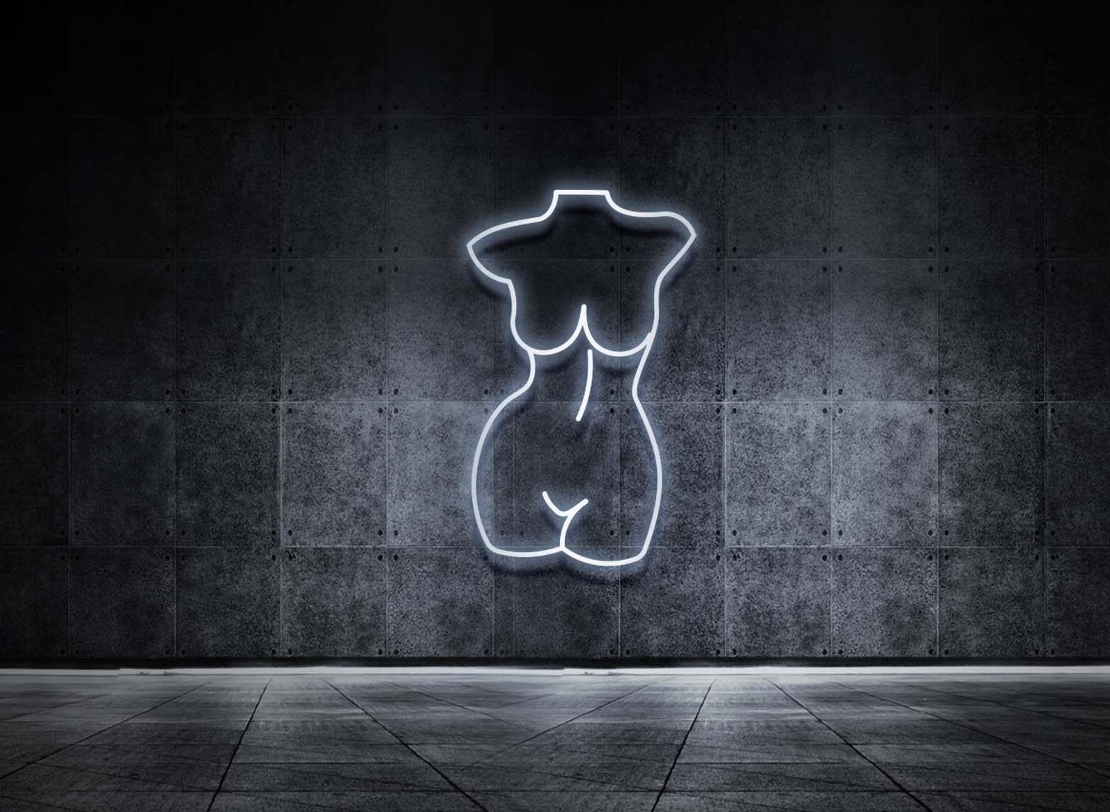 WEIBLICHE STATUE